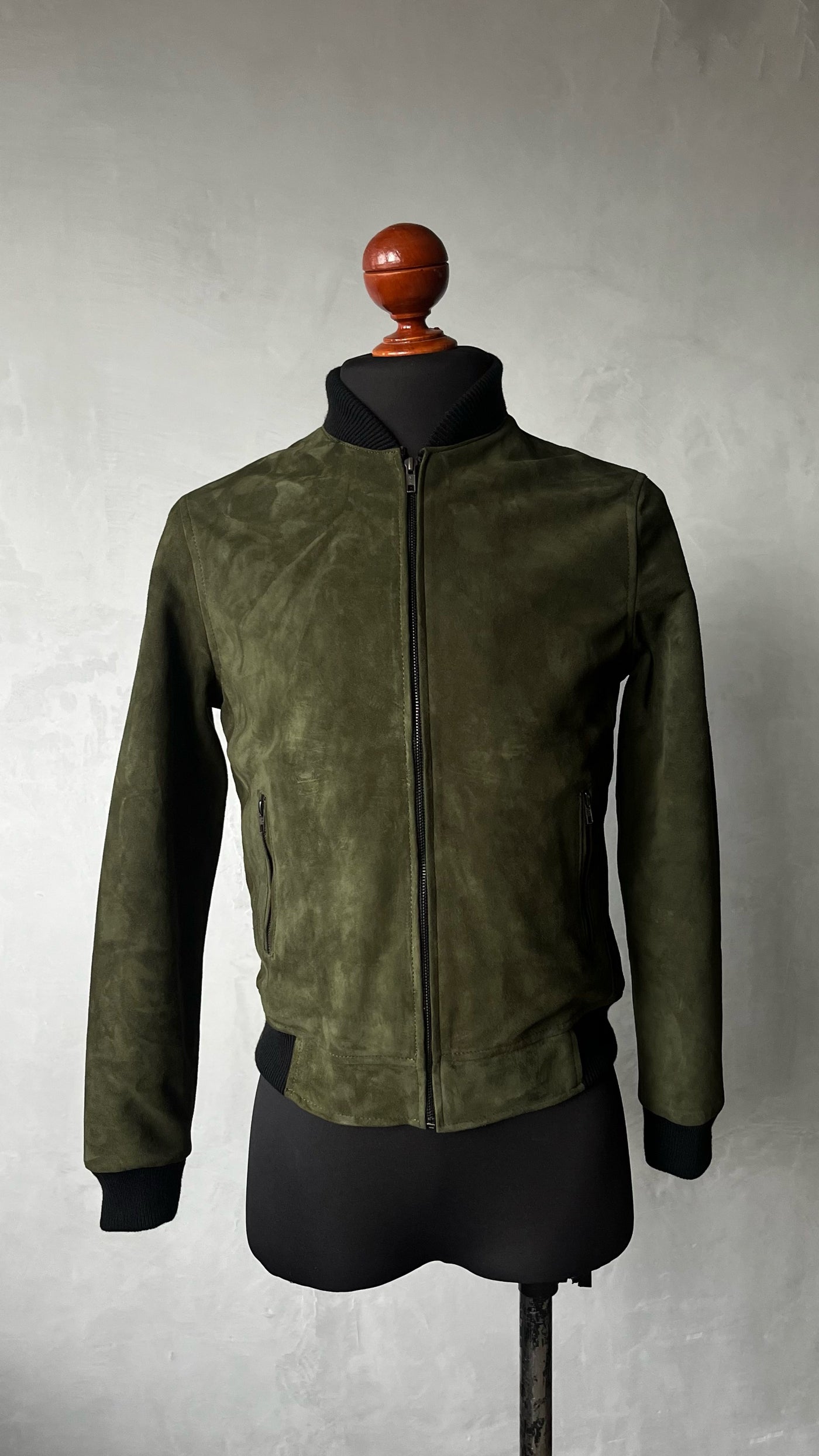 Bomber verde militar gamuza