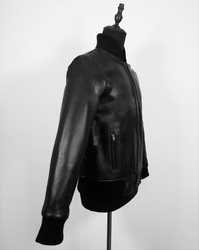 <transcy>BOMBER</transcy>