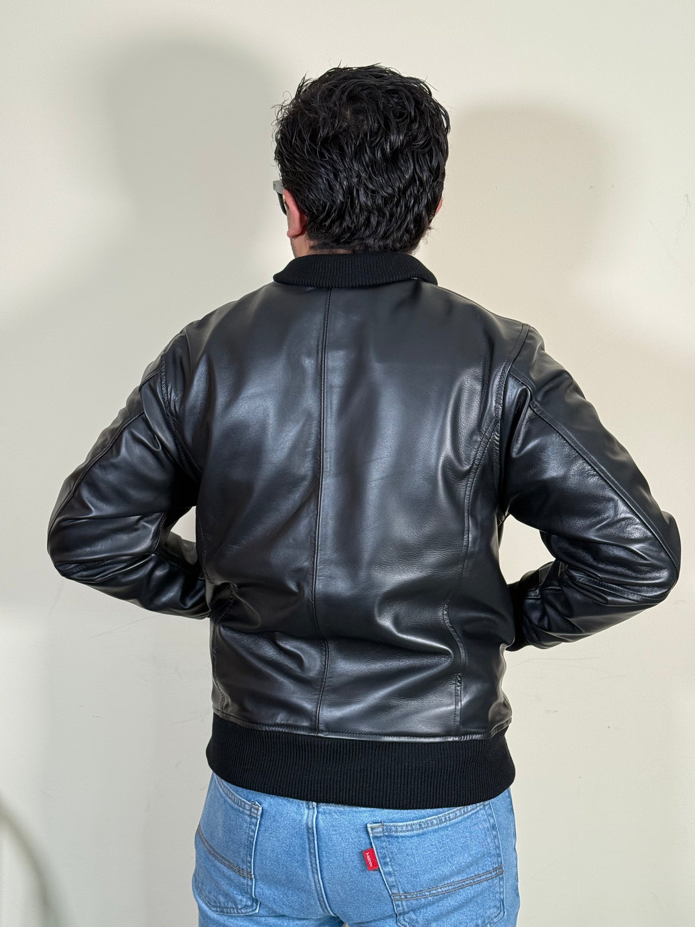 <transcy>BOMBER</transcy>