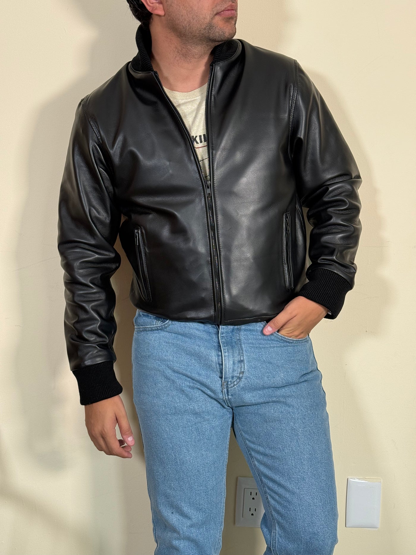 <transcy>BOMBER</transcy>